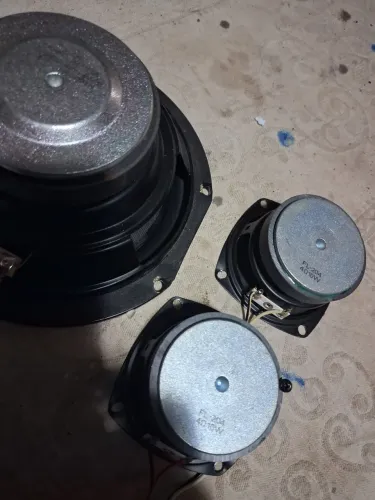 3 autofalante. 1 de 6polgadas .2 de 3 polegadas 4ohmes 80w