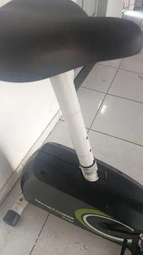Bicicleta ergométrica semi nova 