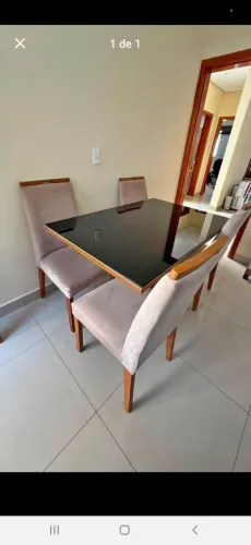 Mesa com 4 cadeiras 