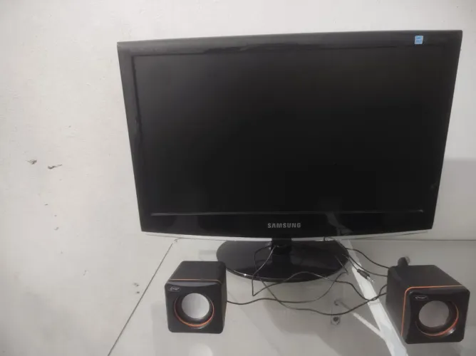 Monitor Samsung + 2 caixinhas de som