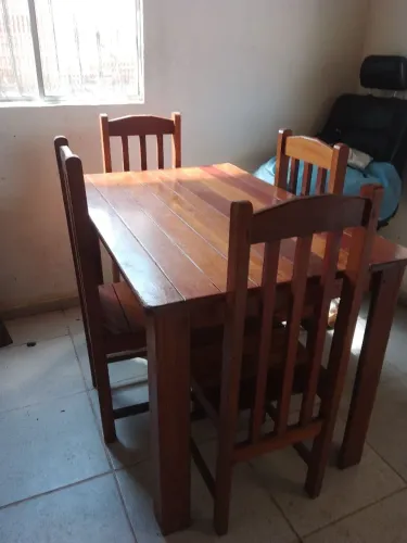 Mesa com quatro cadeiras de madeira 