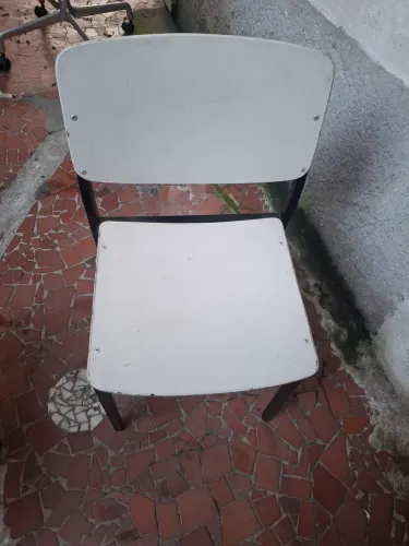 Cadeiras em ferro e madeira em bom estado .