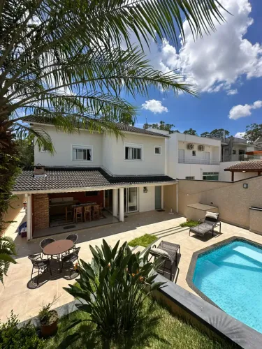 Casa com 3 suítes à Venda, quintal amplo com piscina