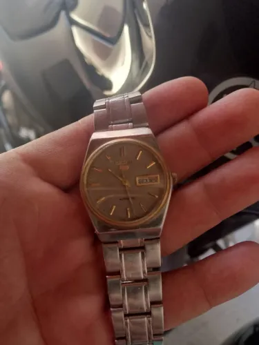 Relógio Seiko em aço inoxidável.mostrador cinza