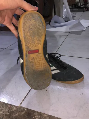 Tênis futsal muito bom e confortável, pra vender rápido 