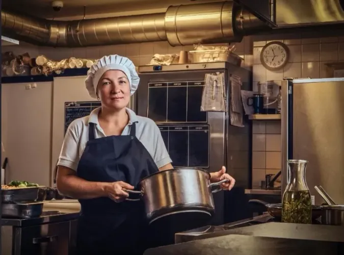 Procura-se auxiliar de cozinheira 