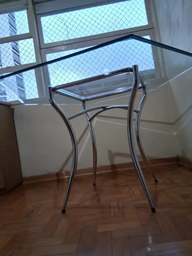 Mesa de jantar hexagonal - base metálica cromada e tampo de vidro (4 a 6 lugares)