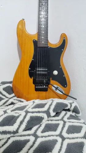 Guitarra com Floyd Rose