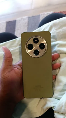 Vende-se Xiaomi Redmi 14C. Tem marcas de uso, mas funciona normal. 550. Aceito cartão.