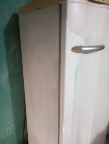 Vendo geladeira gela bem só tem diferença na borracha mais gela normal 
