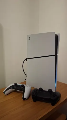 PS5 Slim Digital 1TB + 2 Controles + Jogos<br>Vários Jogos Estado de Novo!