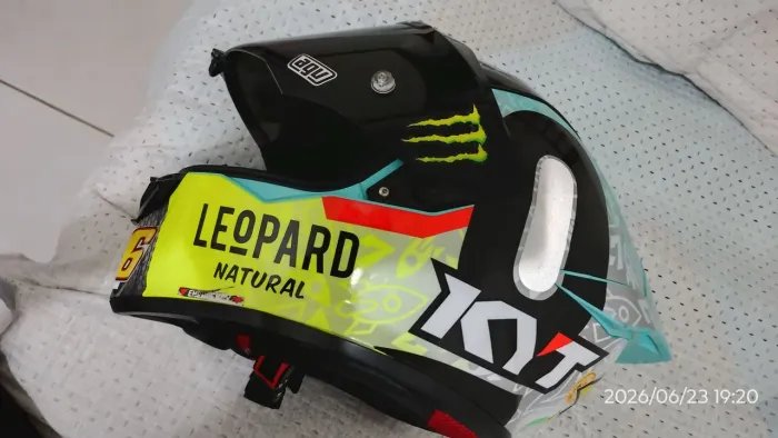 Capacete Kyt R2R com óculos interno