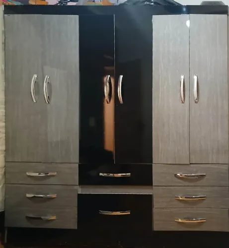 Guarda roupa 6 portas e 8 gavetas