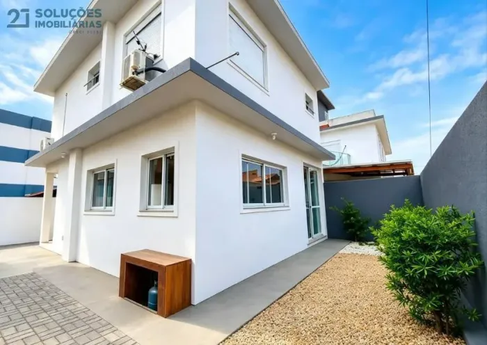 Alugo casa nova semimobiliada, com 2 quartos, quintal, 110m², a 5 minutos a pé da praia do