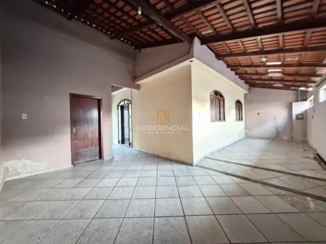 CASA A VENDA NO B. JOSE THOMAZ COM 03 QUARTOS, SALA, COZINHA, QUINTAL, 03 VAGAS