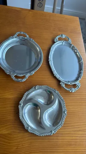 Kit 4 Peças Bandejas e Petisqueira Vintage em Inox - Metal Prateado Clássico