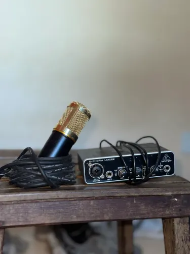Interface de audio Behringer umc-22 (Brinde microfone + cabo)