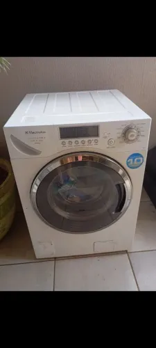 Lavadoura de roupas Eletrolux 9 kg lava e seca bem conservada