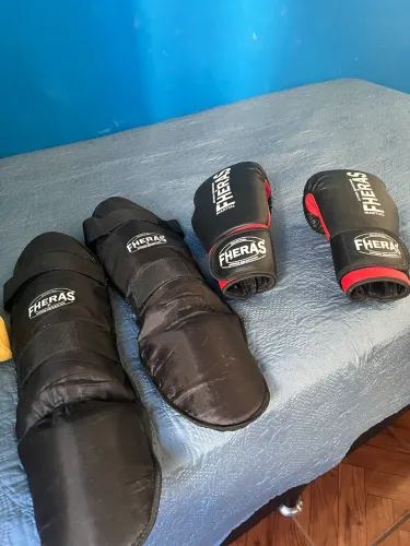 Luva e caneleira de Muay Thai FHERAS
