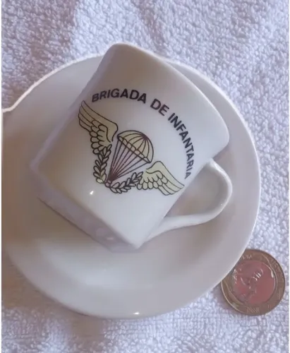 Xícara de cafezinho tema militar