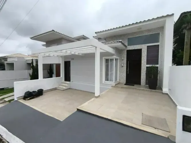 Linda casa com 4 quartos sendo 2 suites, no condomínio Vale dos Cristais..