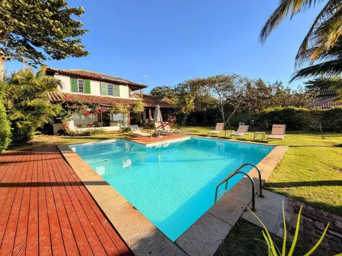 Casa para locação anual frente mar com 5 suítes em Manguinhos