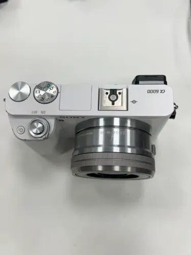 Kit Sony A6000 + lente 16-50mm, 98% novo, todas as funções funcionando! Uma ótima câmera p