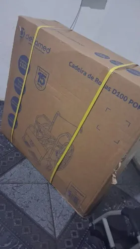 Cadeira de rodas nova Lacrada