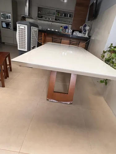 Mesa com pe de madeira e tampa de vidro