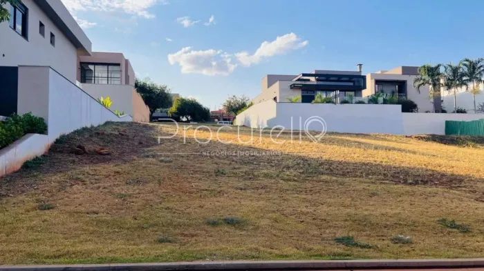 Terreno plano localizado no Condomínio Alphaville para venda com 551,28m2