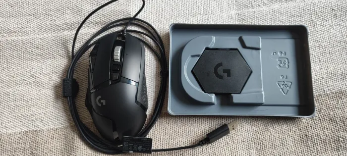 Mouse Logitech G502 (com fio) novo, só usei pra testar.