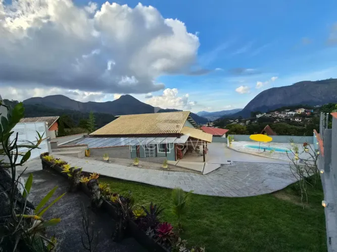 Casa com 4 dormitórios à venda, 325,90 m² por R$ 1.300.000,00 - Cascatinha - Nova Friburgo