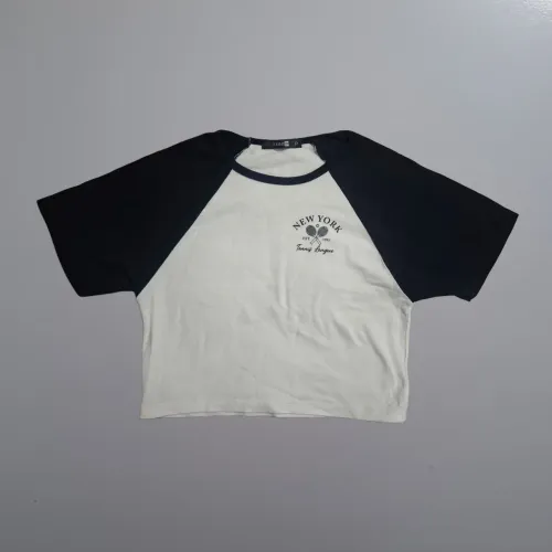cropped raglan. cor preto e branco. tamanho p