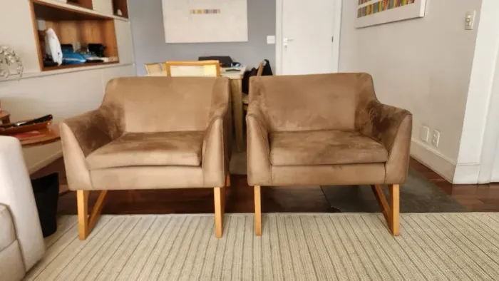 2 Poltronas Lindas e Seminovas em Camurça Marrom com pés de madeira clara seminovas
