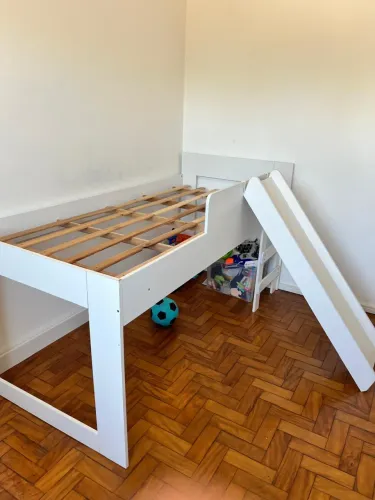 Vendo cama infantil com escorregador 