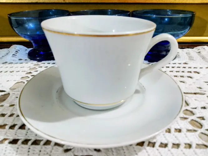 Antiga Xícara de Chá Porcelana Polovi. Possui desgaste no fio dourado do pires .