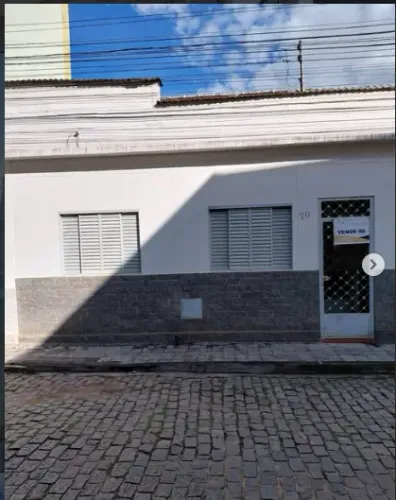 ? Casa situada na Rua Santa Filomena, Centro. *