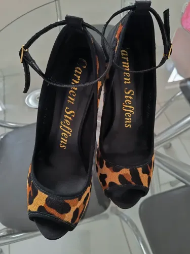 Sandália Carmen steffens n 36 nunca usada