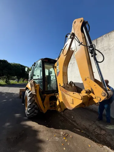 Retroescavadeira Caterpillar 416E 2010 - Documentação OK - Aceito Troca 