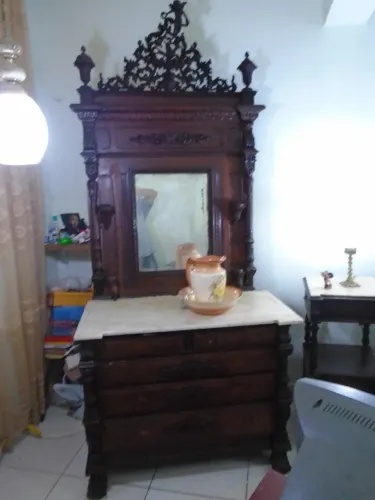 Móveis de quarto talhados a mão do final do século XIX com mármores e espelhos originais