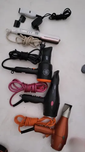 Secadores, chapinha e aparador de cabelo