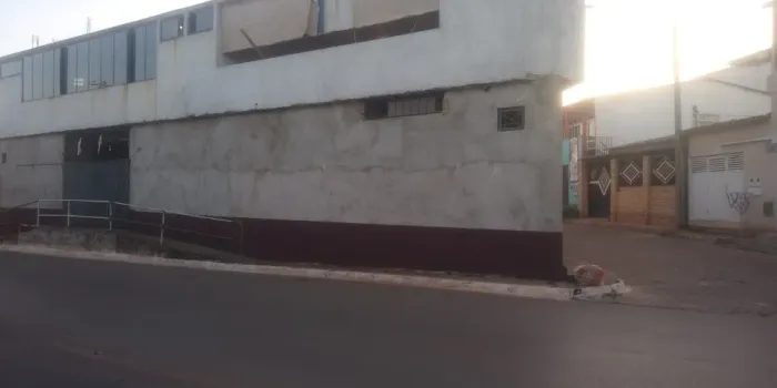 Prédio comercial com apartamentos no Itapuã