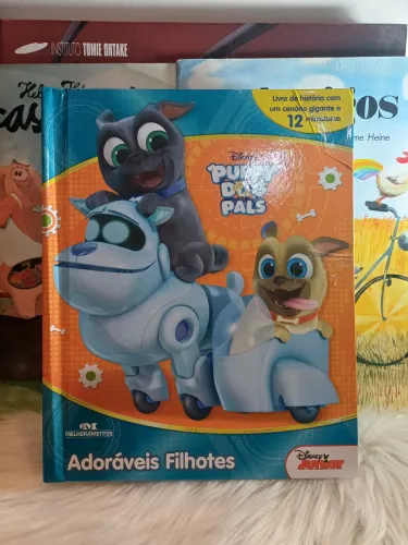 Livro de história com um cenário grande e 12 miniaturas,  do Adoráveis Filhotes,Disney Jr