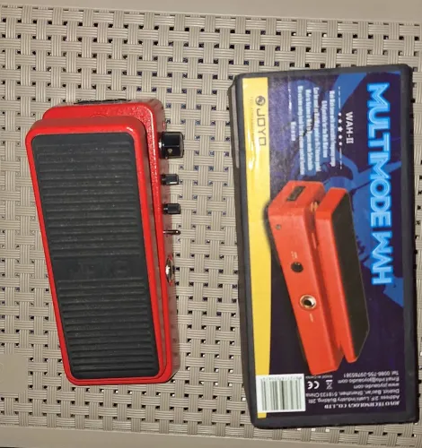 Vendo pedal para guitarra Joyo multimode Wah II, o é pedal de volume e wah-wah, usado.