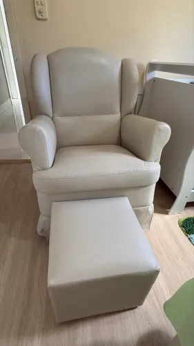 Poltrona/ Cadeira de amamentação com balanço e puf