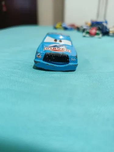 Miniatura Dinoco Chick Hicks N°86 Carros Disney Pixar Mattel
