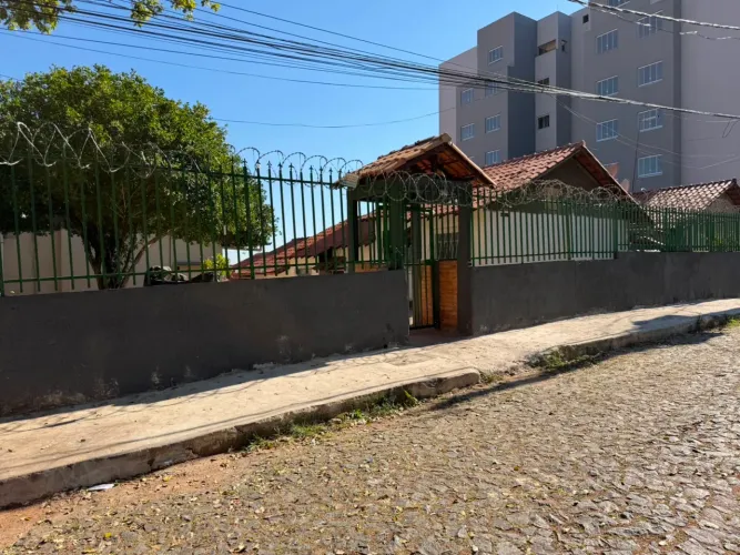 Casa 2 quartos com área privativa- sem condomínio- direto com o dono