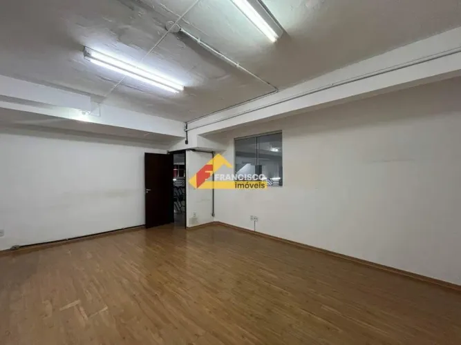 Sala comercial localizada no Centro