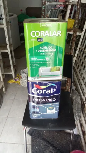 Duas latas de tinta coral 18lt uma preta para piso e uma branca acrílico 