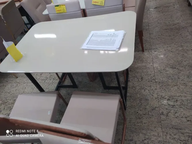 Vendo mesa ART panta cor do tampo caramelo.